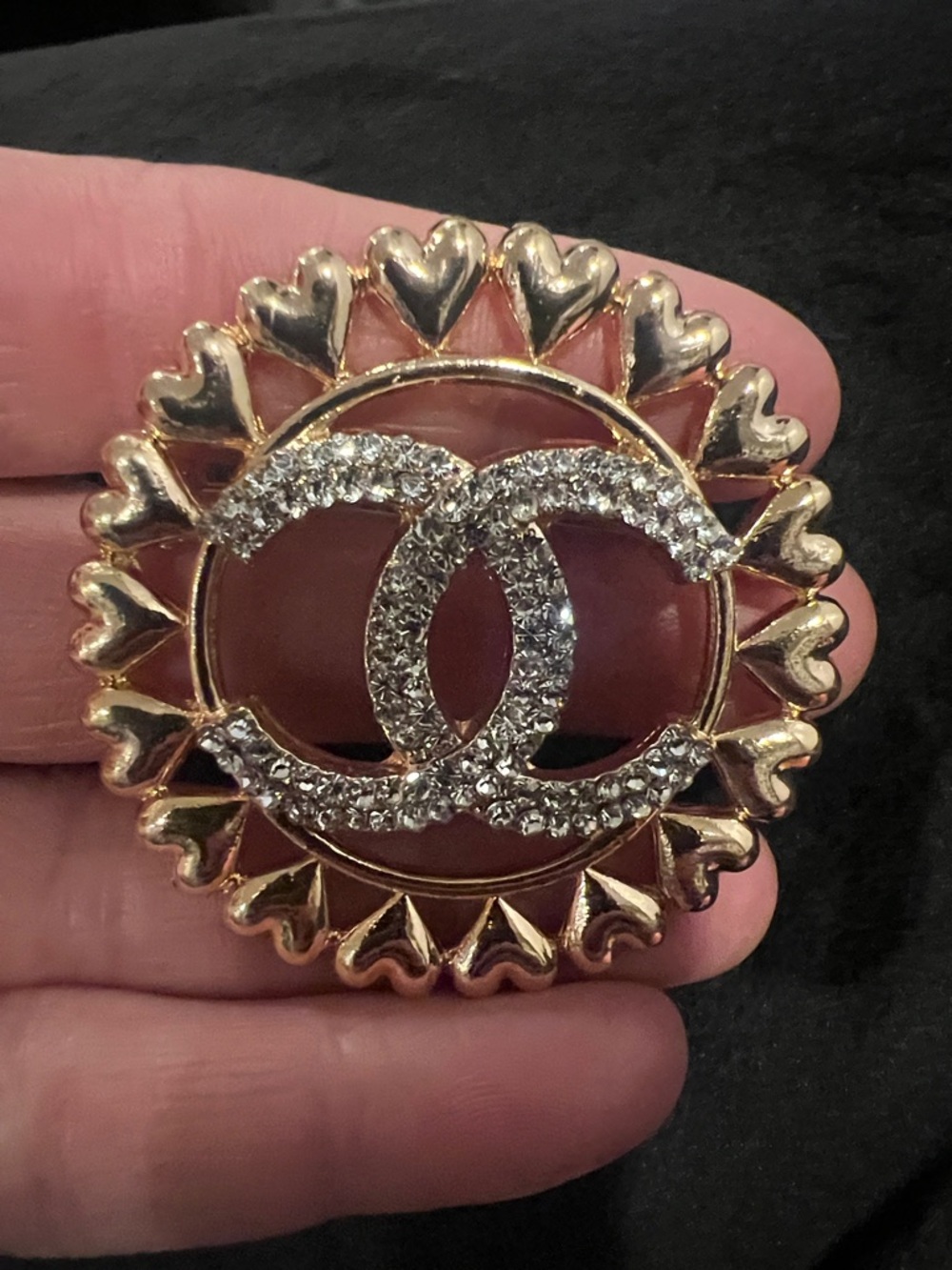 CHANEL Gold-Tone Crystal Double C Heart-Edged Circle Brooch - Picture 8 of 12